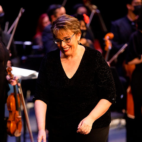 Maestra de la UV dirige en el Palacio de Bellas Artes